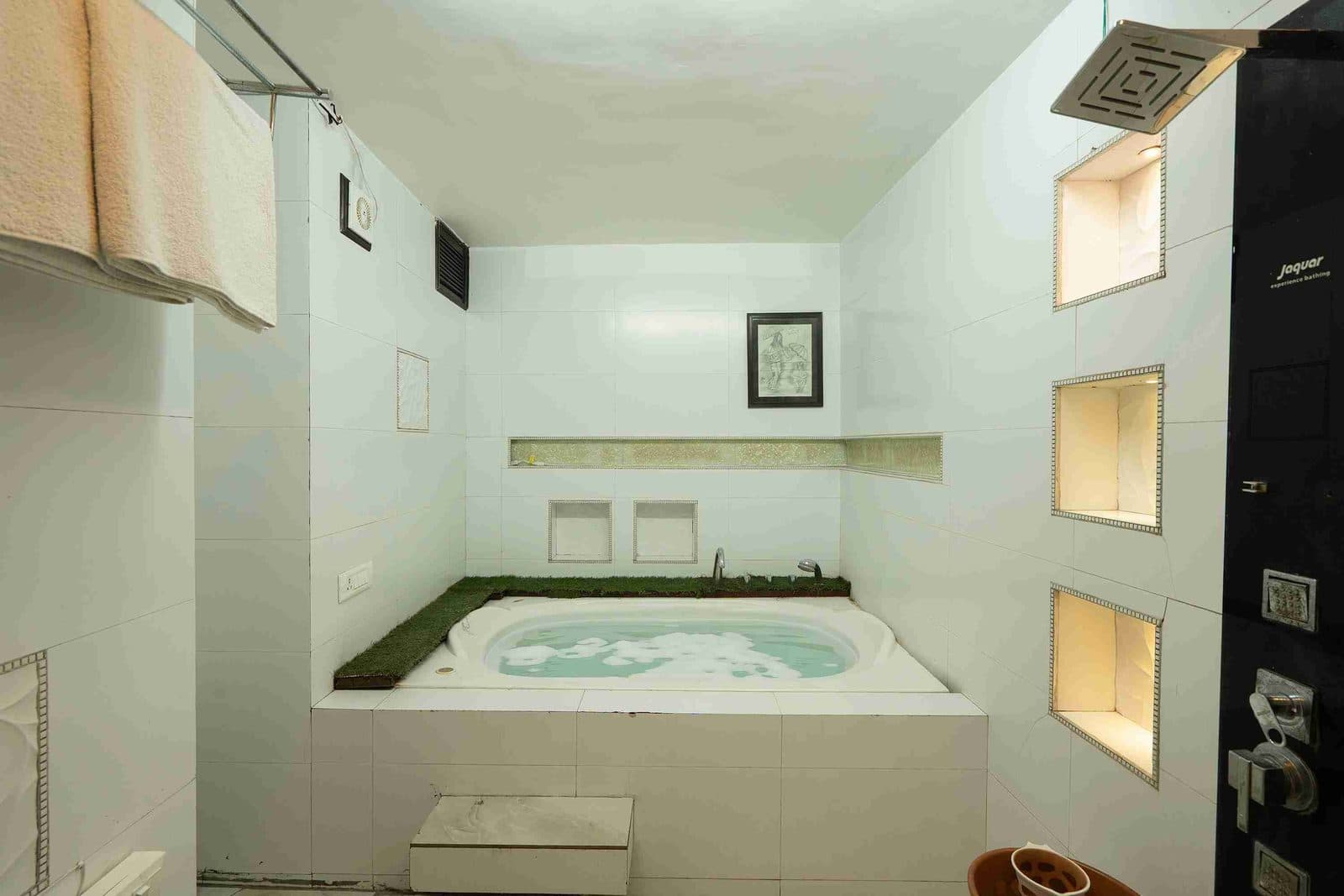 The jacuzzi in the Dhikala Family Suite